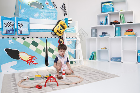 整体卧室卧室玩具3岁到4岁可爱的小男孩在游戏室背景
