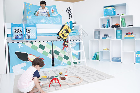 摄影纯洁乐趣两个小男孩在儿童房玩耍图片