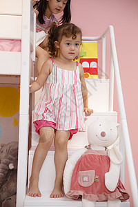 健康的儿童房彩色图片可爱的小女孩在卧室玩耍图片