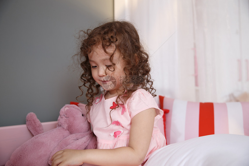 学龄前儿童家庭生活彩色图片可爱的小女孩在卧室玩耍图片
