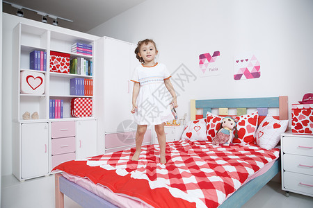 奢华学龄前儿童放松可爱的小女孩在卧室玩耍图片