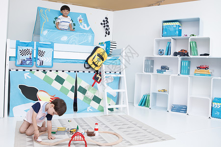 上下铺床欢乐水平构图两个小男孩在卧室玩耍图片