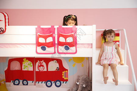 粉色水平构图幼儿园学童可爱的小女孩在卧室玩耍图片