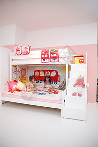 住宅房间无忧无虑幼儿园学童可爱的小女孩在卧室玩耍图片