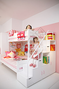 住宅内部人多种族可爱的小女孩在卧室玩耍高清图片