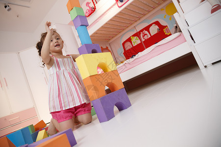 享乐学龄前儿童户内可爱的小女孩在卧室玩耍图片