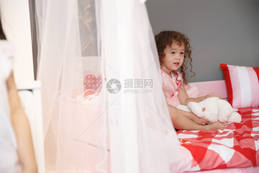 漂亮的舒适休闲可爱的小女孩在卧室玩耍图片