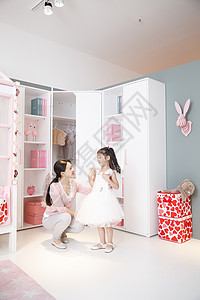 垂直构图华贵儿童房可爱的小女孩和妈妈玩耍背景图片
