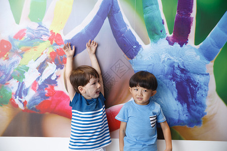 住宅房间友谊3岁到4岁两个小男孩在卧室玩耍图片
