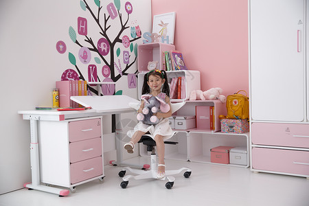 快乐粉色幸福可爱的小女孩在儿童房图片