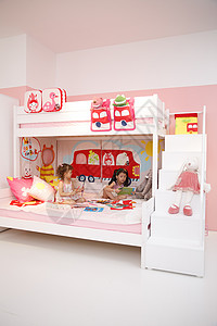 相伴幼儿园学童住宅房间可爱的小女孩在卧室玩耍图片