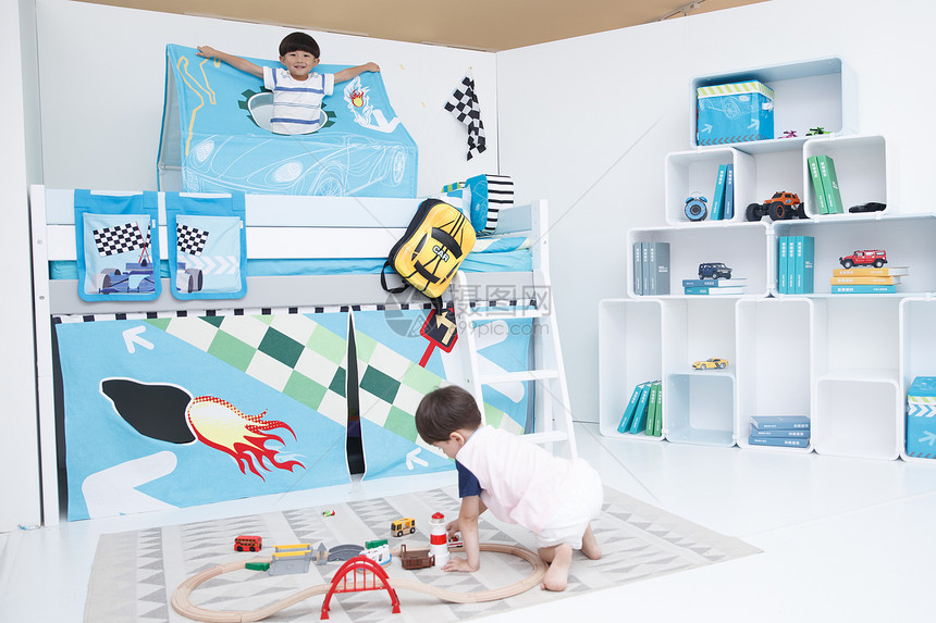 童年水平构图书柜两个小男孩在卧室玩耍图片