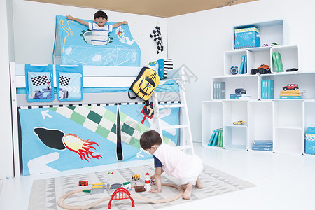 童年水平构图书柜两个小男孩在卧室玩耍图片