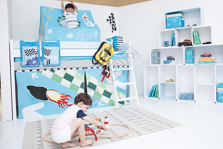 户内住宅房间儿童两个小男孩在卧室玩耍图片