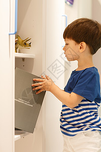 冰箱创意活力彩色图片西方人可爱的小男孩在游戏室背景