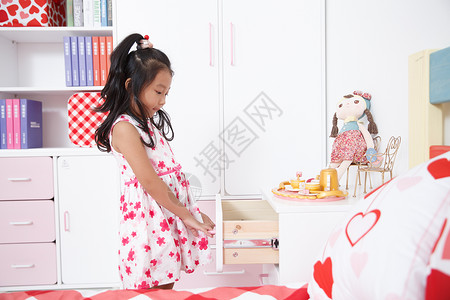 5到6岁人床可爱的小女孩在卧室玩耍图片