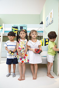 住宅内部住宅房间成长欢乐的儿童在儿童房玩耍图片