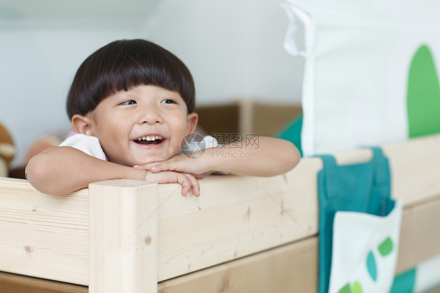 家居享乐仅男孩可爱的小男孩在玩耍图片