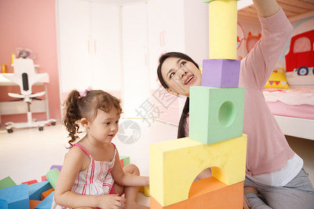 家庭生活两个人多种族可爱的小女孩和妈妈在卧室玩耍高清图片