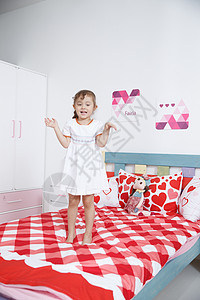 3岁到4岁天真家居可爱的小女孩在卧室玩耍图片