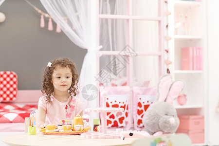 水平构图儿童房学龄前儿童可爱的小女孩在卧室玩耍高清图片