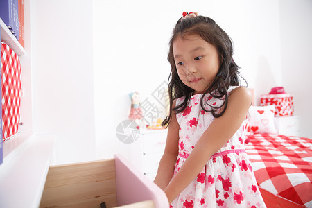 幸福生长快乐可爱的小女孩在卧室玩耍图片