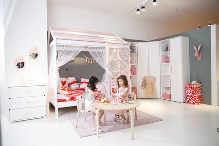 混血儿彩色图片儿童房可爱的小女孩在卧室玩耍图片