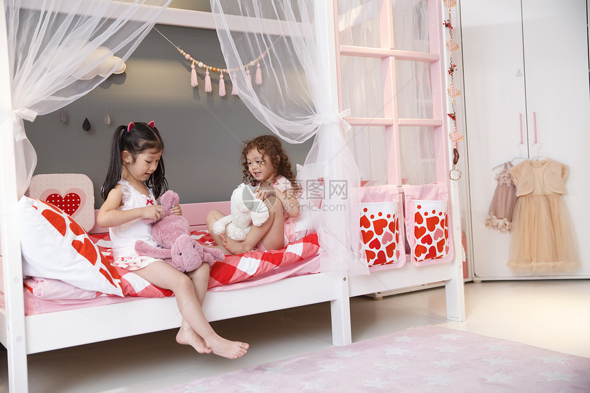两个人住宅内部休闲装可爱的小女孩在卧室玩耍图片