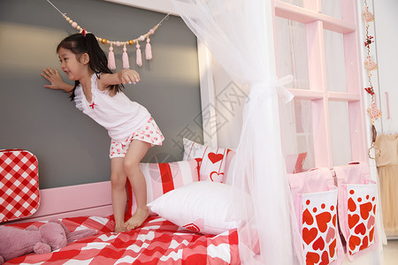 休闲粉色智力可爱的小女孩在儿童房图片