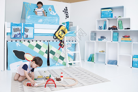 英国人3岁到4岁书柜两个小男孩在卧室玩耍图片