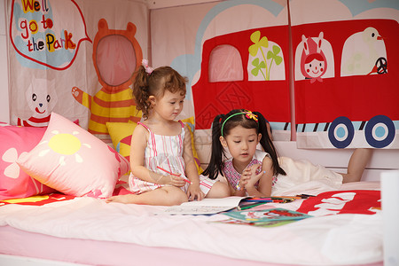 柔和水平构图家居可爱的小女孩在卧室玩耍图片