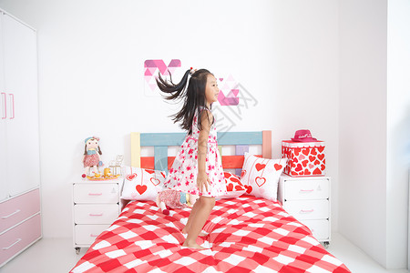 仅一个人休闲装童年可爱的小女孩在卧室玩耍图片