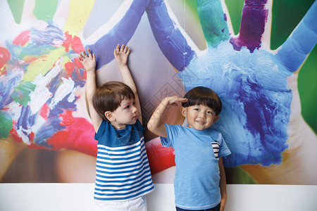 名族画多种族住宅房间家居两个小男孩在卧室玩耍背景