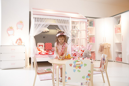 美国人水平构图娱乐室可爱的小女孩在卧室玩耍图片