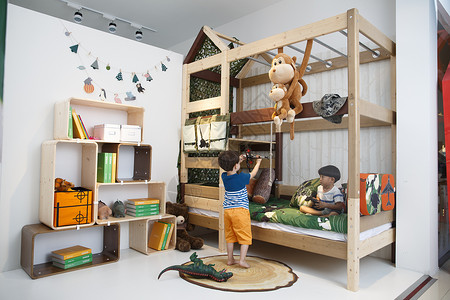 一个彩色书柜彩色图片上下铺床嬉戏的两个小男孩在卧室玩耍背景