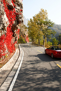 红色敞篷车山路自然地理地貌北京郊区的公路背景