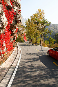 红色敞篷车交通运输路标旅行北京郊区的公路背景