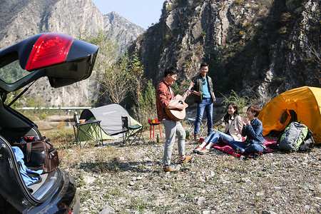 青年男女在山里露营高清图片