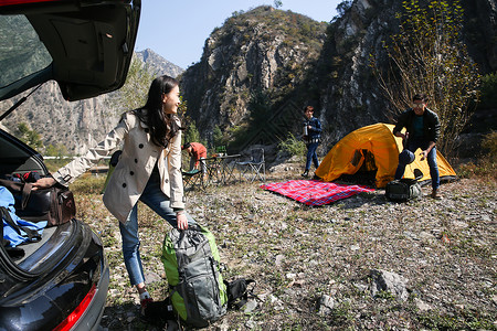 青年男女在山里露营高清图片