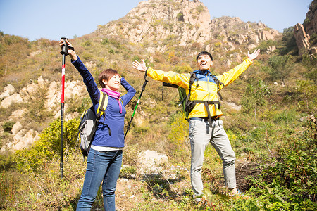 背包包的女人旅行包极限运动青年男女登山背景