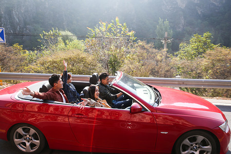 亚洲东亚青年男人青年男女自驾游图片