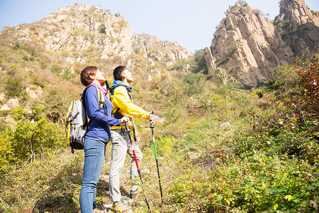 健康的包青年男女登山图片