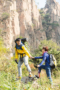 快乐女朋友准备青年男女登山高清图片