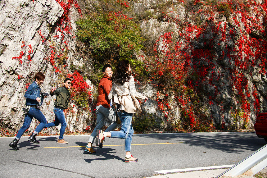 美景活力周末活动青年男女徒步旅行图片