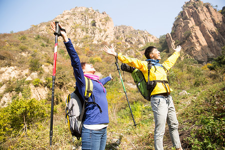 健康的水平构图安全青年男女登山图片