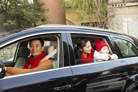 驾驶围巾青年人幸福家庭坐在汽车里图片
