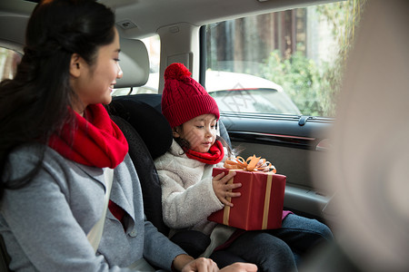 庆祝两个人母亲和女儿乘车回家高清图片