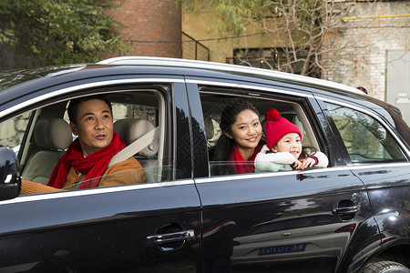 舒适三个人文化幸福家庭坐在汽车里图片