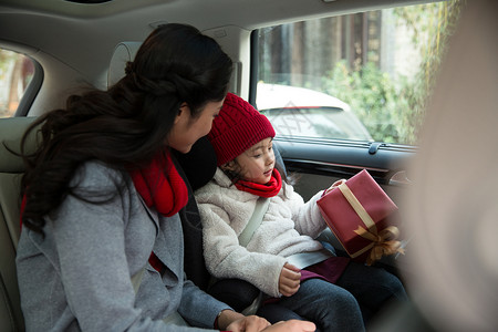 人东方5到6岁母亲和女儿乘车回家图片