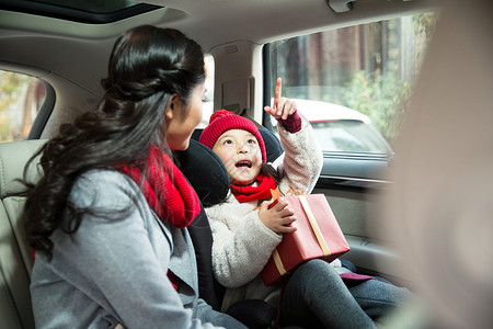 自信交通方式愉悦母亲和女儿乘车回家高清图片
